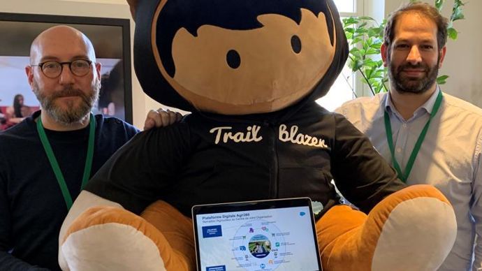 Pierre Fouéré, responsable comptes agricoles et teamleader agriculture (à g.), et Bruno Katz, directeur adjoint de Salesforce France, aux côtés d’une des mascottes du groupe, Astro.